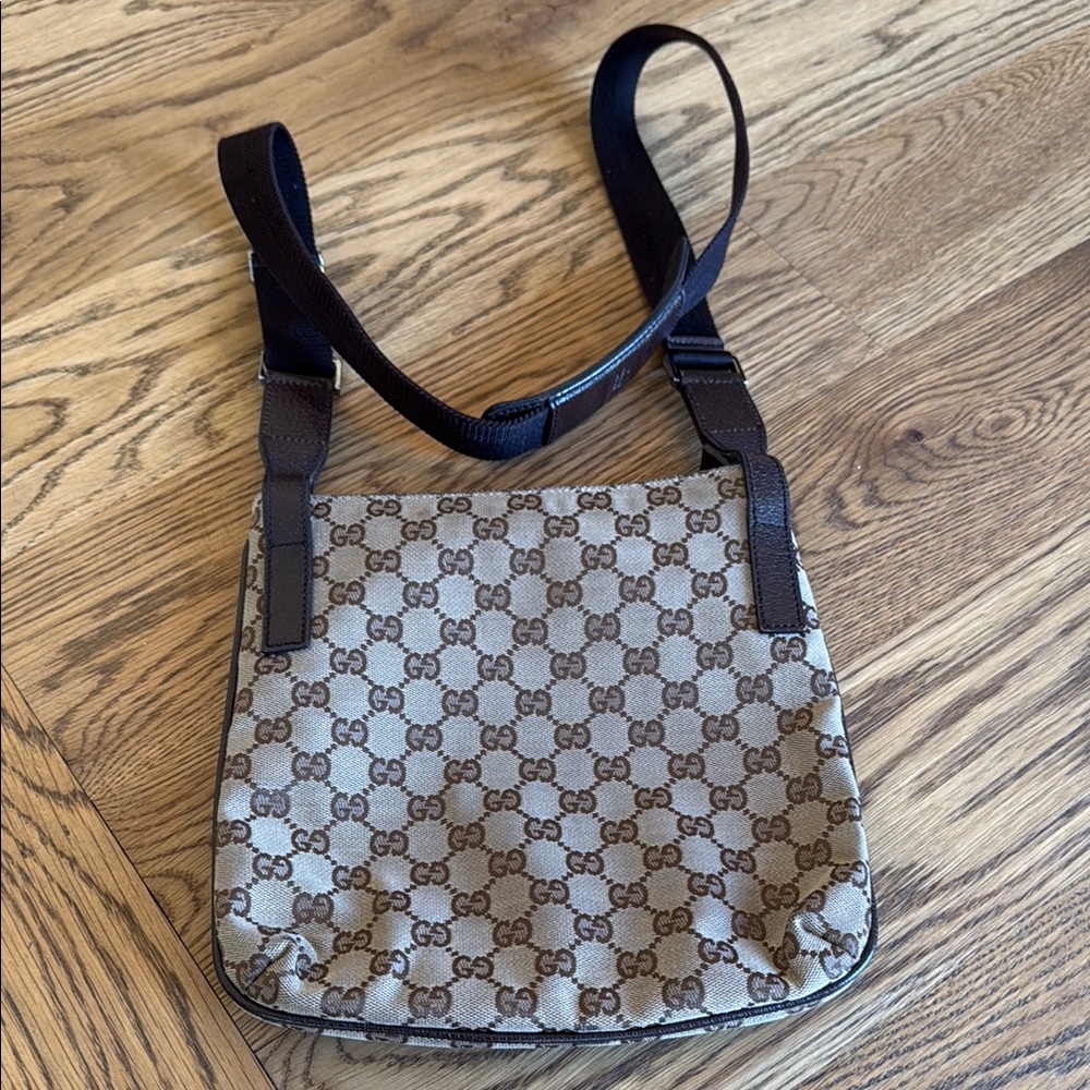 Gucci GG Canvas Messenger Monogram Bag - Picture 4 of 13